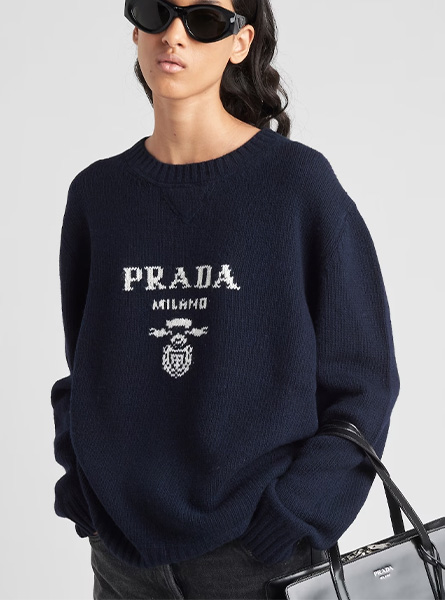 PRADA高仿女装 | 普拉达A货服装  2024年新款 Prada 徽标装饰羊绒和羊毛圆领毛衣