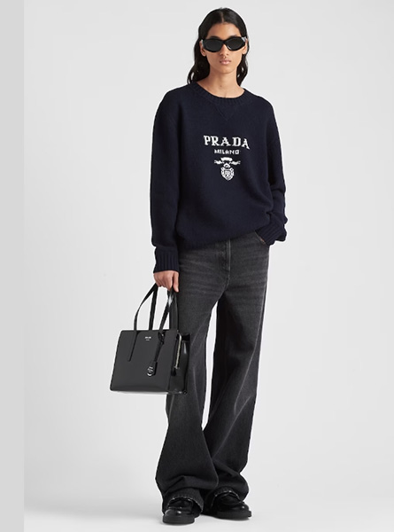 PRADA高仿女装 | 普拉达A货服装  2024年新款 Prada 徽标装饰羊绒和羊毛圆领毛衣